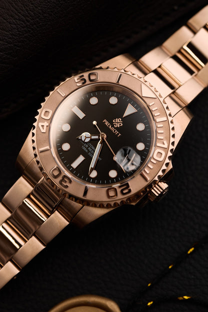 The Mariner, ceas automatic personalizat cu carcasă din aur roz și cadran negru, pe piele neagră