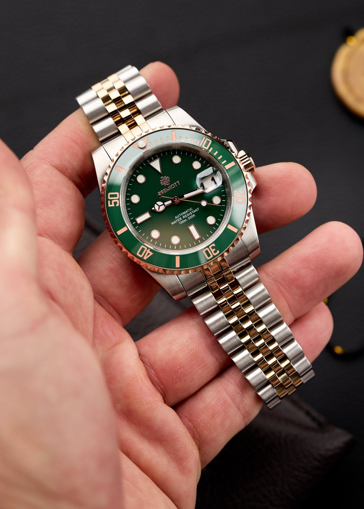 The Mariner cu cadran verde și bezel ceramic verde, purtat pe mână, brățară bicoloră oțel și aur roz