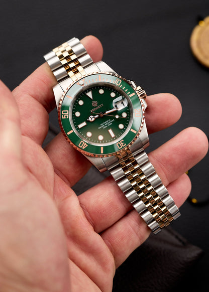 The Mariner cu cadran verde și bezel ceramic verde, purtat pe mână, brățară bicoloră oțel și aur roz