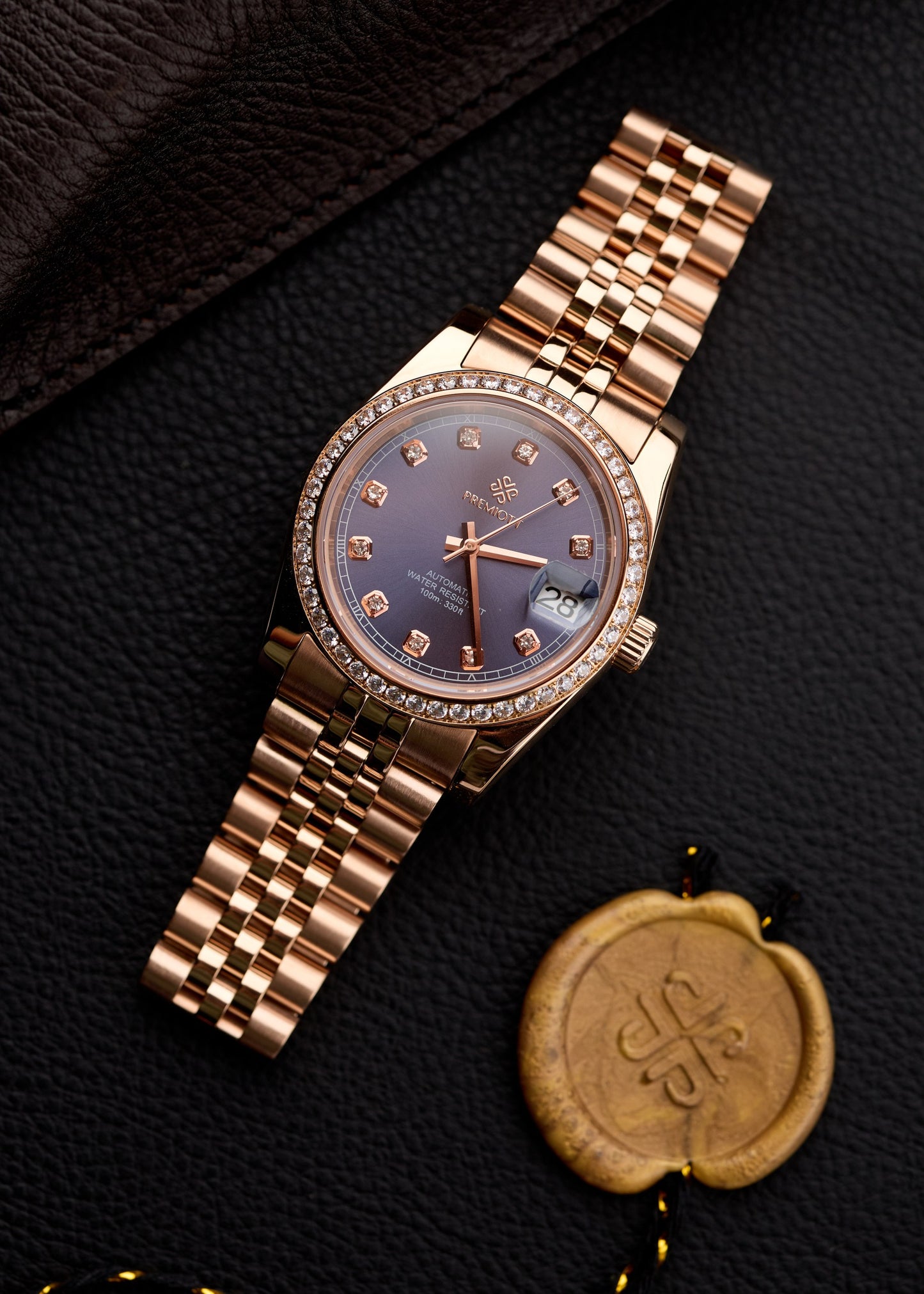 The LadyJust, ceas de damă personalizat cu cadran albastru-gri, lunetă din diamante, pe piele lângă sigiliul de ceară.