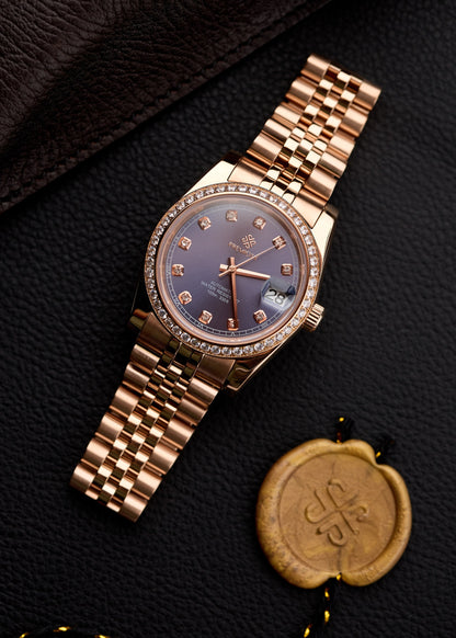 The LadyJust, ceas de damă personalizat cu cadran albastru-gri, lunetă din diamante, pe piele lângă sigiliul de ceară.