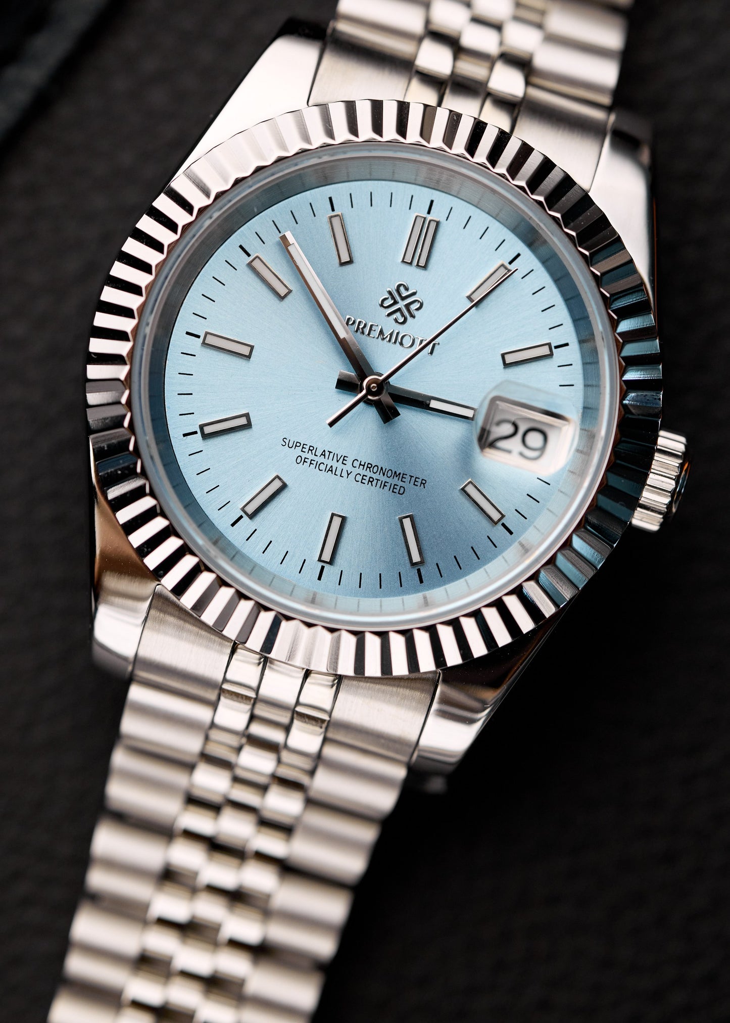 The Just Date, ceas automatic personalizat cu cadran albastru glacial, luneta canelata si bratara Jubilee din otel.