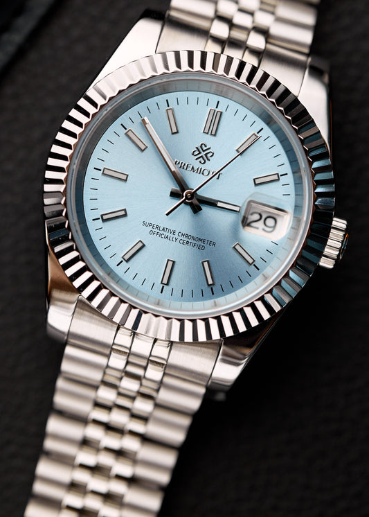 The Just Date, ceas automatic personalizat cu cadran albastru glacial, luneta canelata si bratara Jubilee din otel.