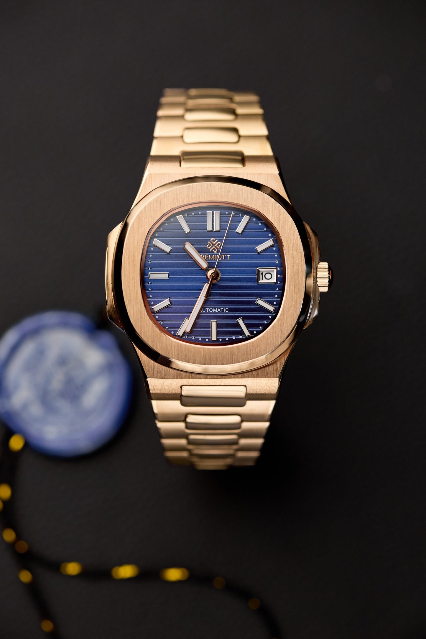 The Heritage - ceas automatic personalizat auriu roz, cadran albastru intens, lângă un sigiliu de ceară albastru