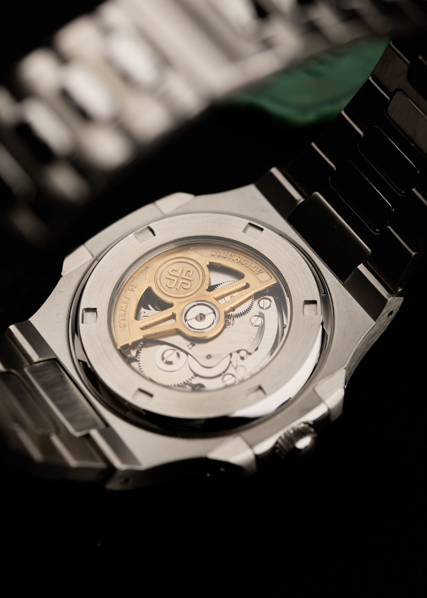 The Heritage - mecanism automatic vizibil prin capacul transparent, rotor albastru, carcasă din oțel