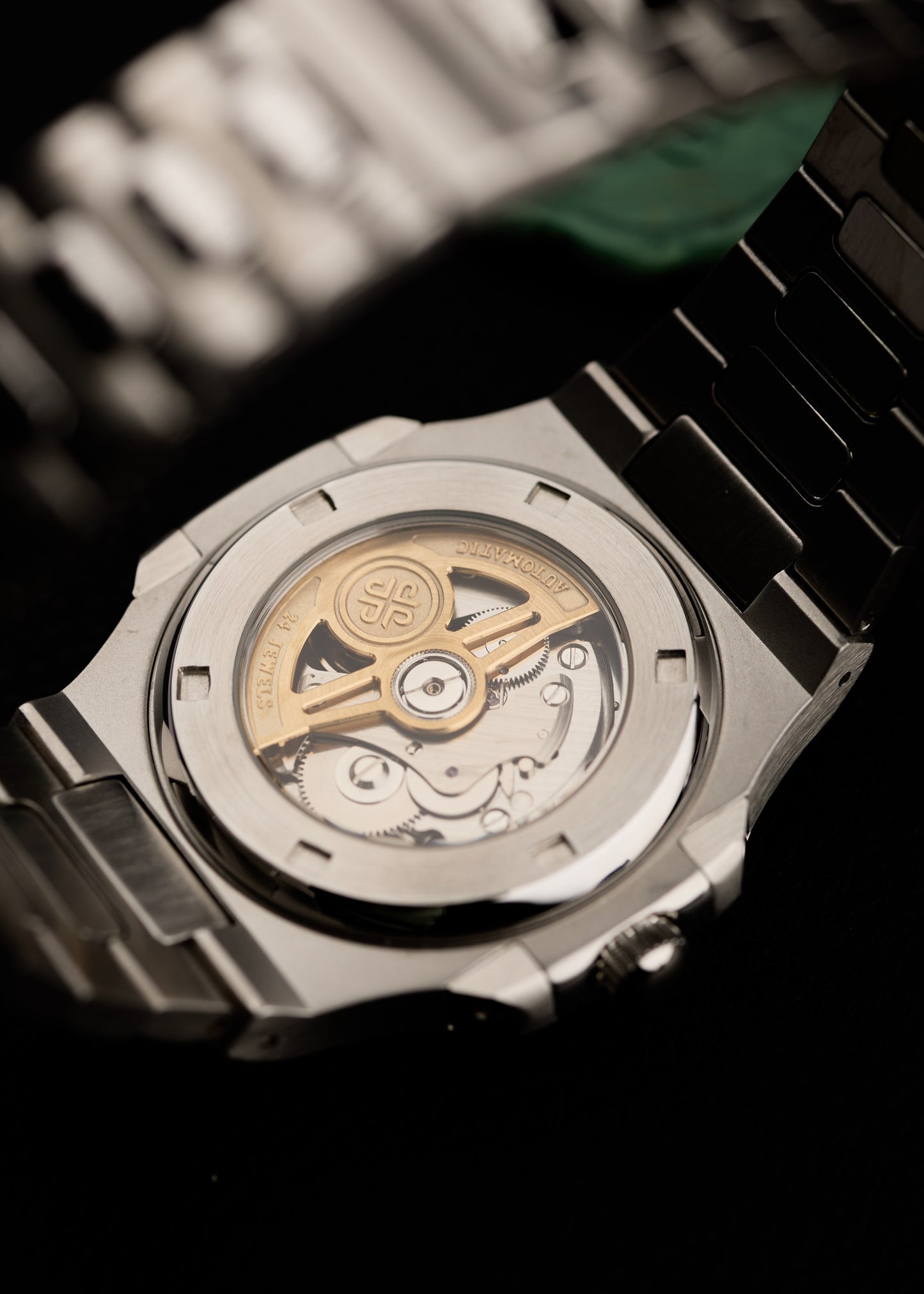 The Heritage - mecanism automatic vizibil prin capacul transparent, rotor albastru, carcasă din oțel