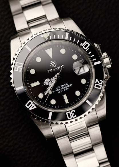 The Mariner, ceas automatic personalizat cu cadran negru, bezel ceramic și brățară Oyster din oțel