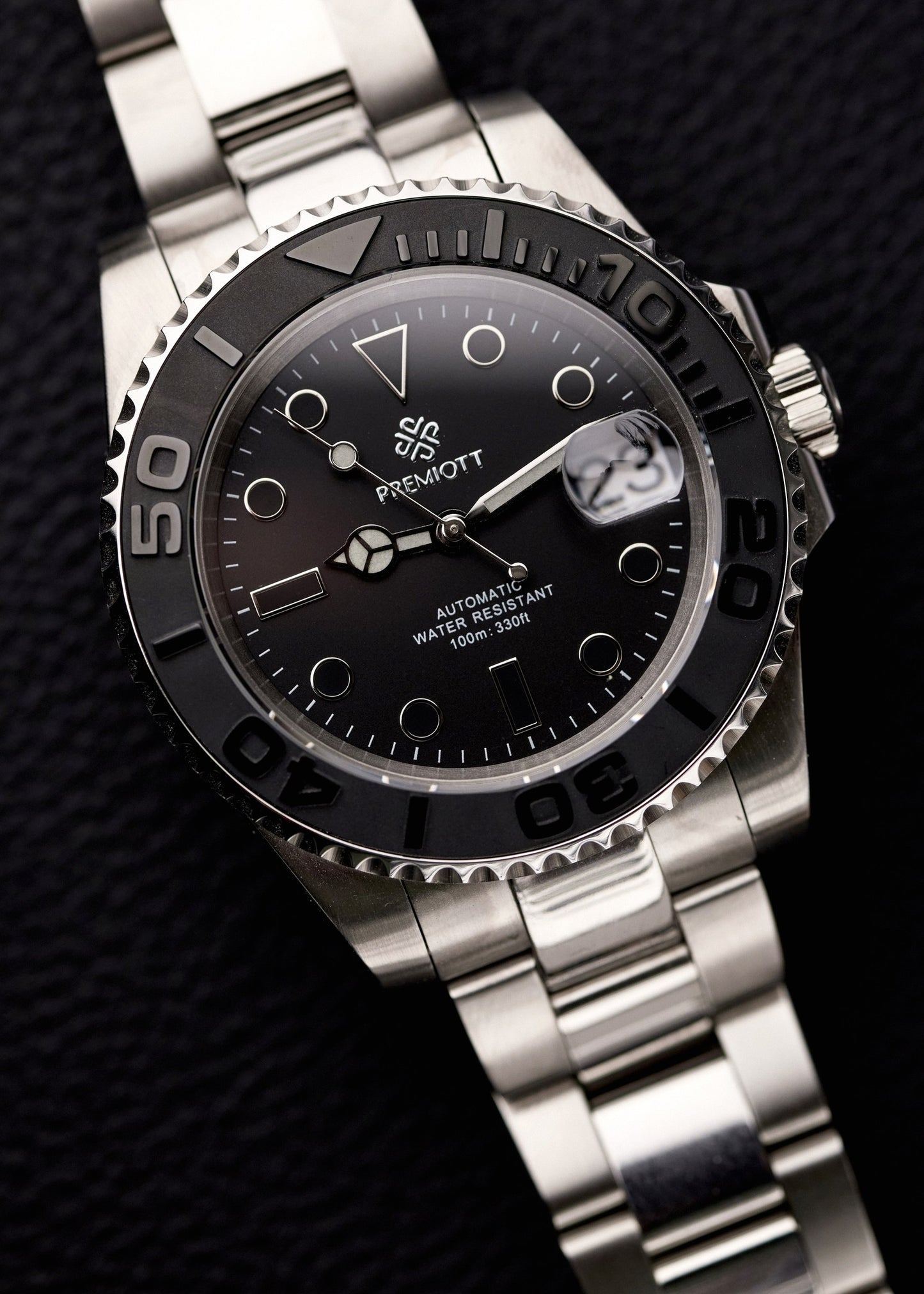 The Mariner, ceas automatic personalizat cu cadran negru și brățară Oyster din oțel, fundal din piele