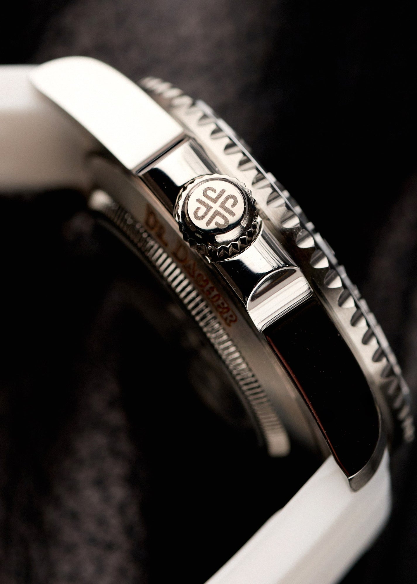 Detaliu coroană și margine bezel ceramic The Mariner, prim-plan cu curea din cauciuc alb
