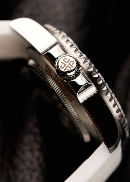 Detaliu coroană și margine bezel ceramic The Mariner, prim-plan cu curea din cauciuc alb