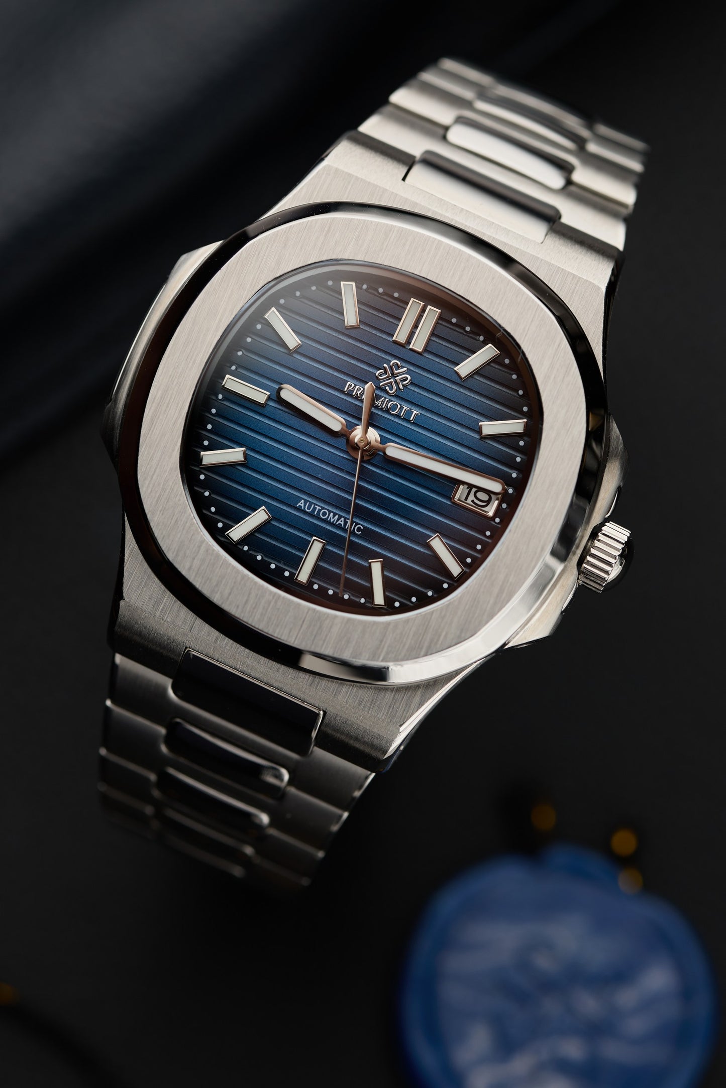 The Heritage - ceas automatic personalizat, cadran albastru-brun, carcasă argintie, brățară oțel, fundal negru