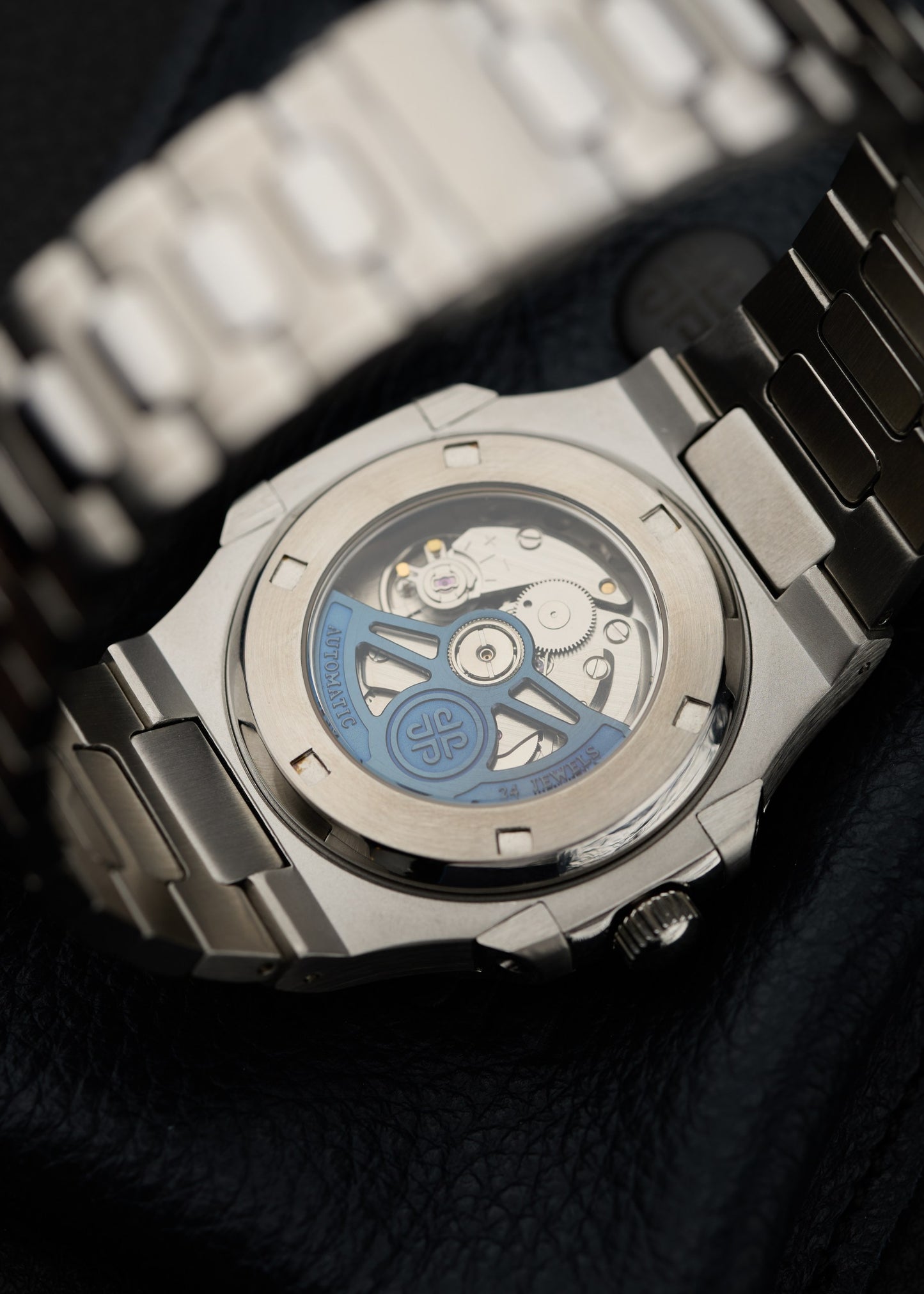 The Heritage - ceas automatic personalizat, cadran albastru, carcasă din oțel, prezentare izolată pe fundal negru